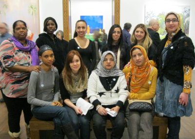 Des femmes diverses visitent le musée des beaux-arts
