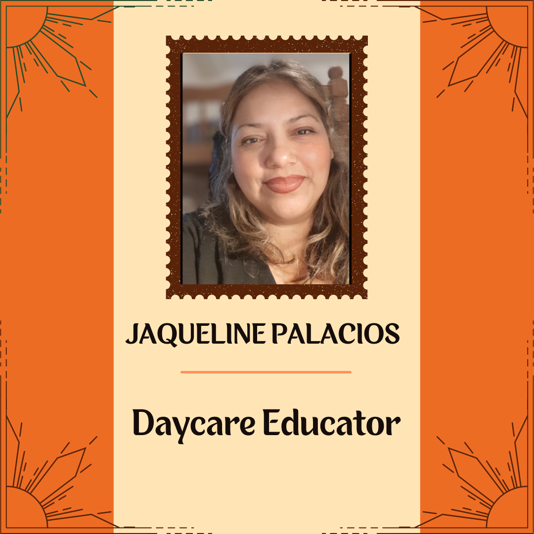 Portrait de Jaqueline Palacios, femme latine souriante face au caméra, habillée en chemise noir sur un fond semi-flou. En dessous son portrait, son nom est marqué ainsi que sa fonction: éducatrice de garderie